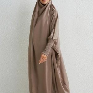 Jilbab taupe élégant pour un style sobre et moderne