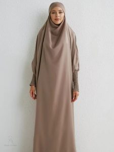 Jilbab taupe, pièce essentielle pour les tenues modestes
