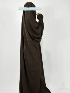Jilbab marron, style moderne et couvrant pour un look sobre