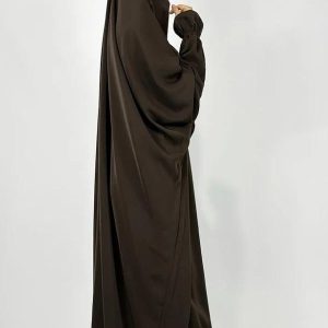 Jilbab marron, style moderne et couvrant pour un look sobre