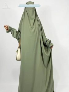 Modèle de jilbab vert olive, style moderne et sobre