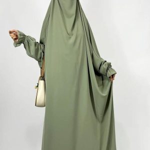 Modèle de jilbab vert olive, style moderne et sobre