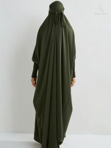 Modèle de jilbab vert, alliant confort et esthétique contemporaine