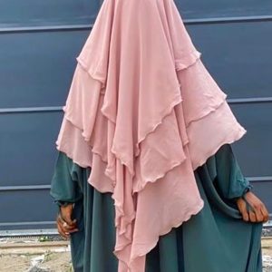 Khimar plissé en mousseline rose poudré à trois voiles