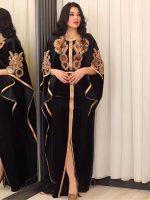 Robe caftan noire ornée de perles orientales