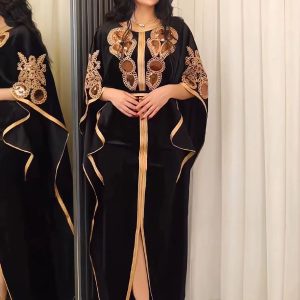 Robe caftan noire ornée de perles orientales