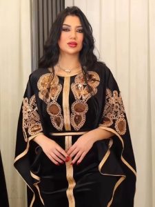 Caftan femme en noir avec détails perlés élégants