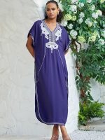 Détails brodés sur une djellaba bleu royal
