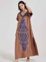 Robe djellaba florale azur sur sable élégante et légère