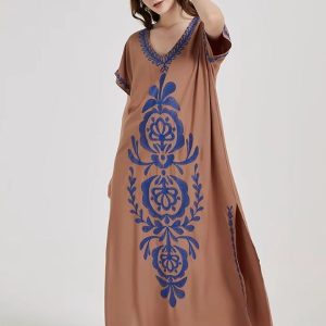 Robe djellaba florale azur sur sable élégante et légère