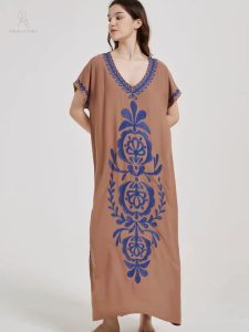 Robe djellaba moderne avec motif floral sur fond sable