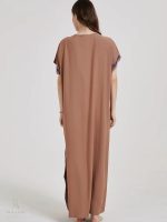 Djellaba chic aux couleurs azur et motifs floraux vivants