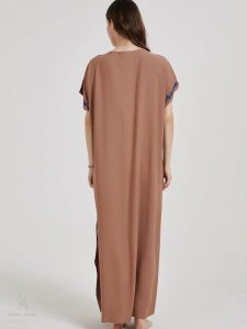 Djellaba chic aux couleurs azur et motifs floraux vivants