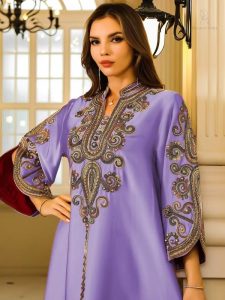 Djellaba lilas avec motifs floraux pour un style unique