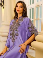 Djellaba féminine aux teintes lilas et motifs naturels