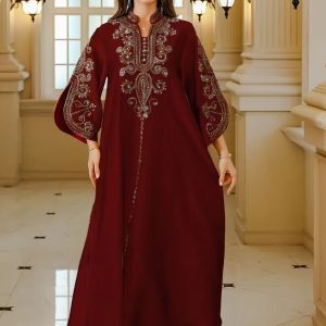 Djellaba élégante en grenat, style traditionnel marocain