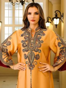 Modèle de djellaba classique aux teintes chaudes