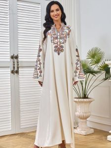 Djellaba Al-Yasmine avec motifs traditionnels marocains
