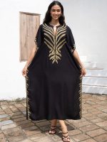 Vêtement traditionnel noir avec touches dorées
