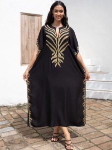 Vêtement traditionnel noir avec touches dorées