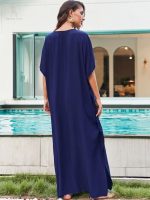 Vêtement culturel : djellaba bleu marine, style raffiné